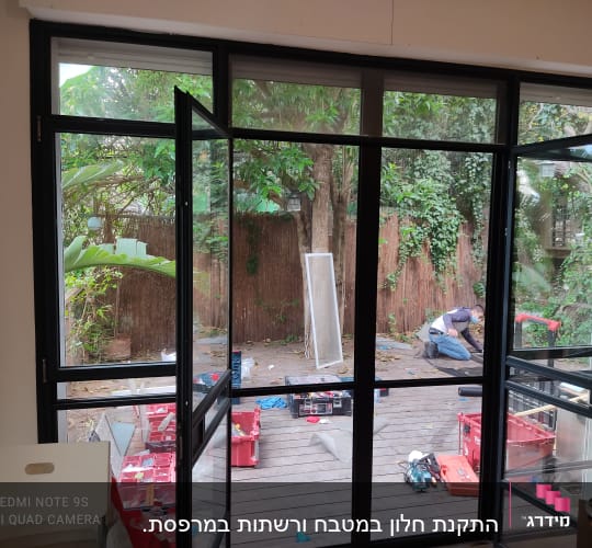 חלונות אלומיניום פתוחים עם כלי עבודה על הרצפה